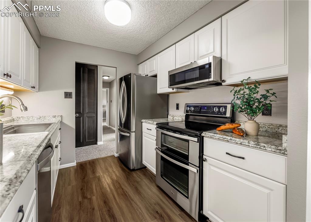 Image 13 of 31: Kitchen