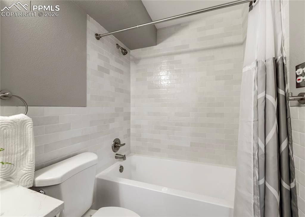 Image 16 of 31: Bathroom