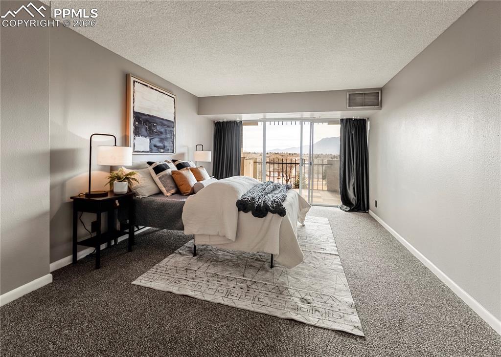 Image 18 of 31: Bedroom