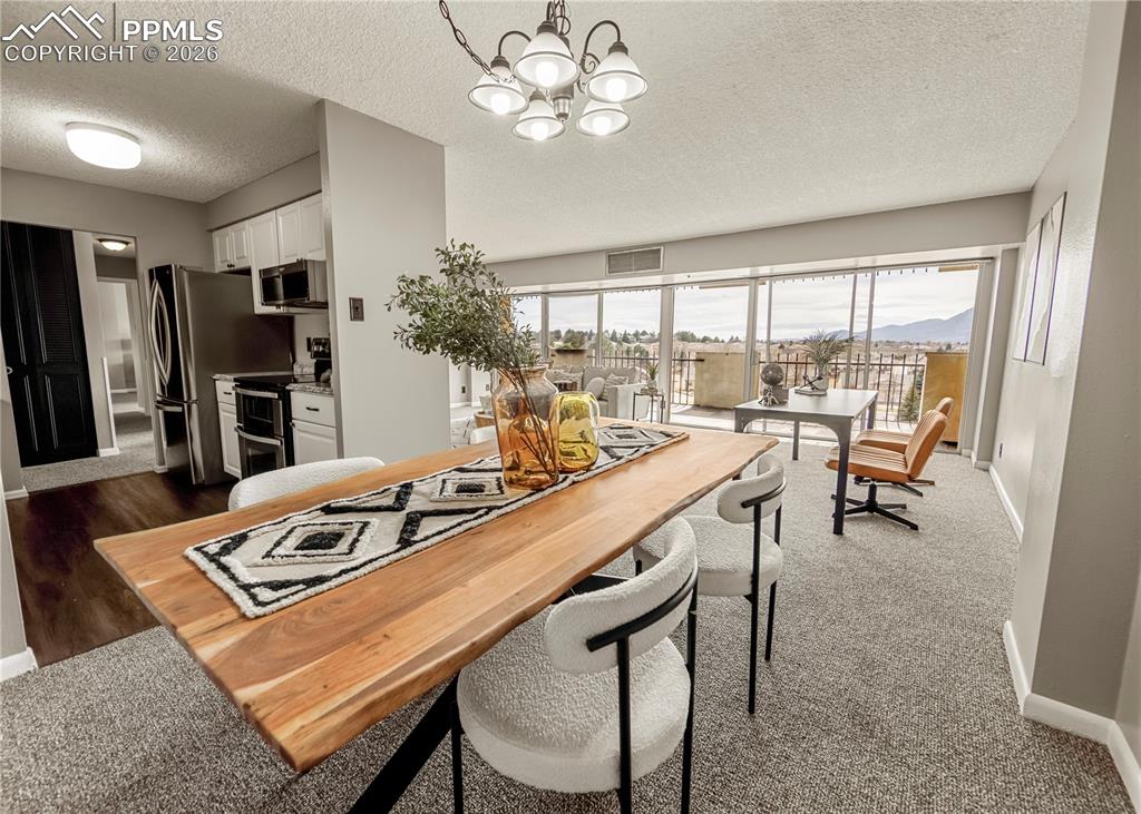 Image 9 of 31: Dining Area