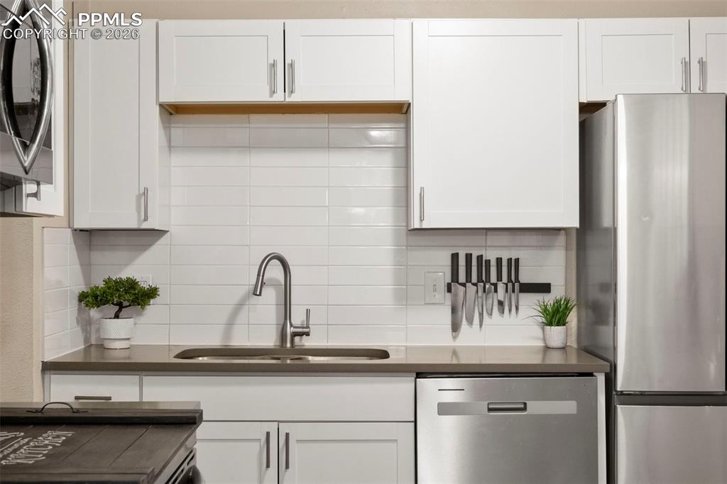 Image 11 of 26: Kitchen