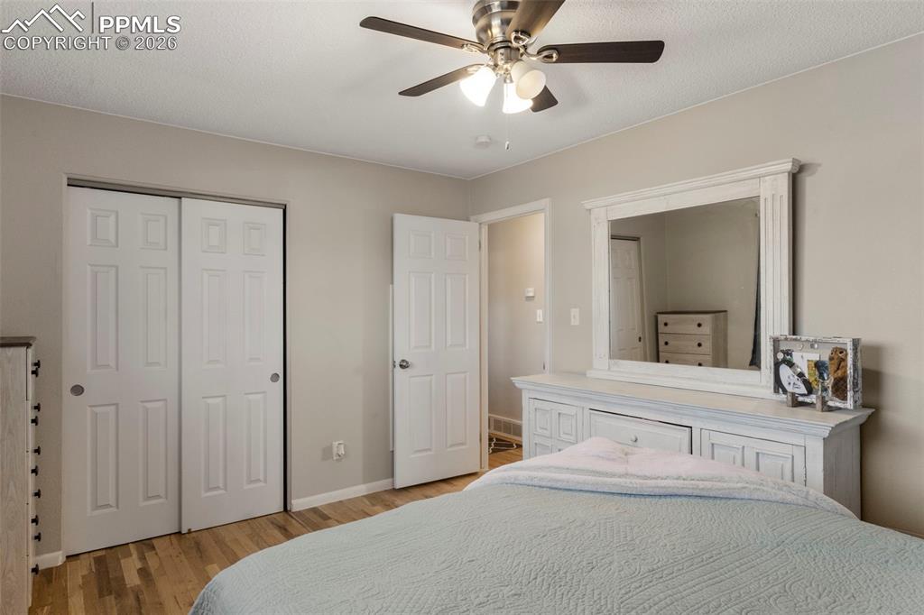 Image 14 of 26: Bedroom