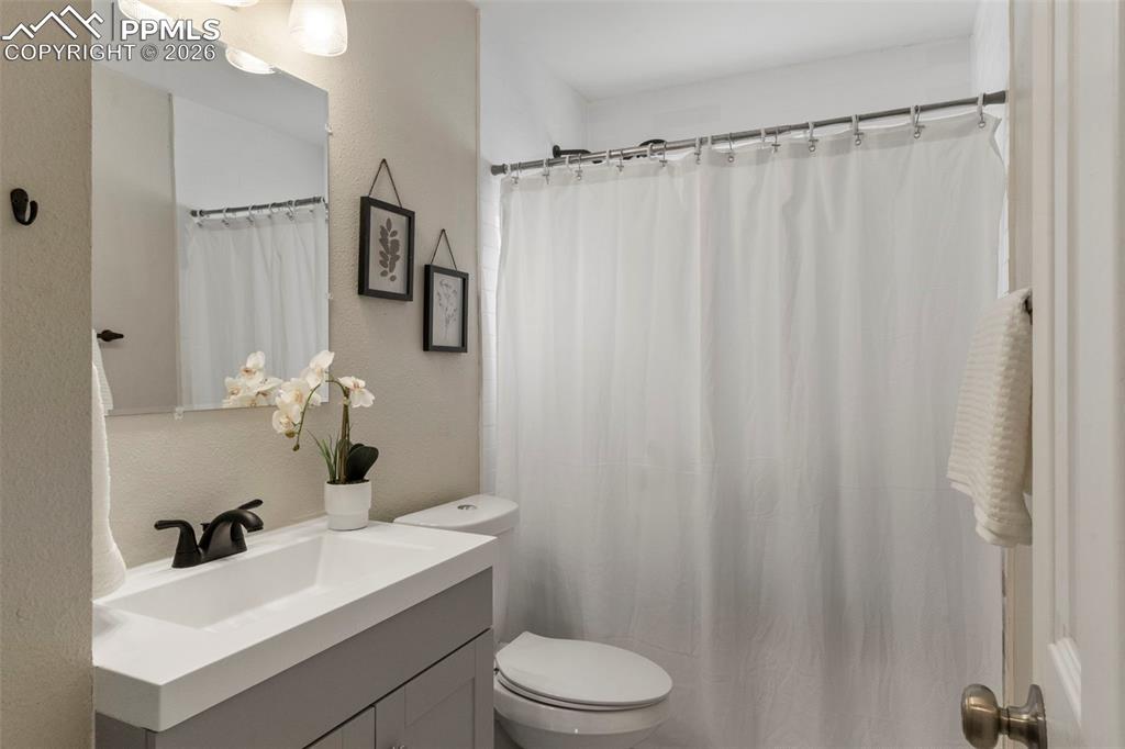 Image 15 of 26: Bathroom