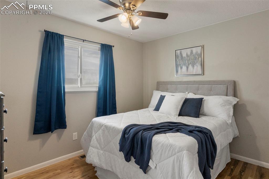 Image 16 of 26: Bedroom