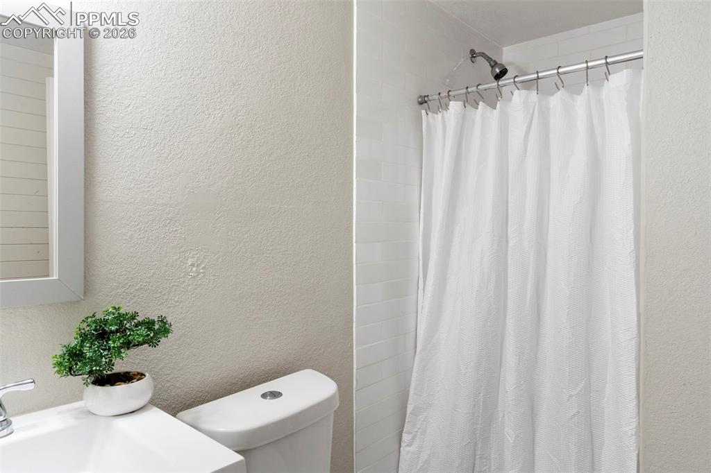 Image 22 of 26: Bathroom