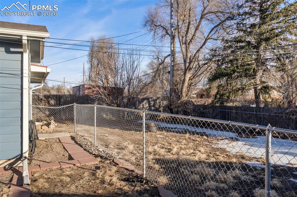 Image 25 of 26: Yard