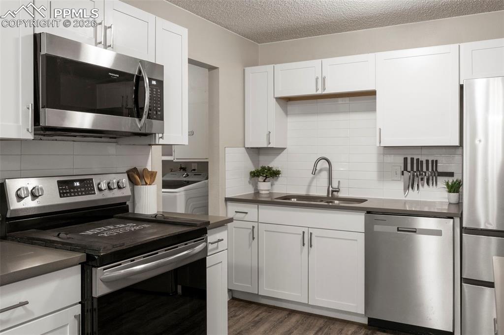 Image 9 of 26: Kitchen