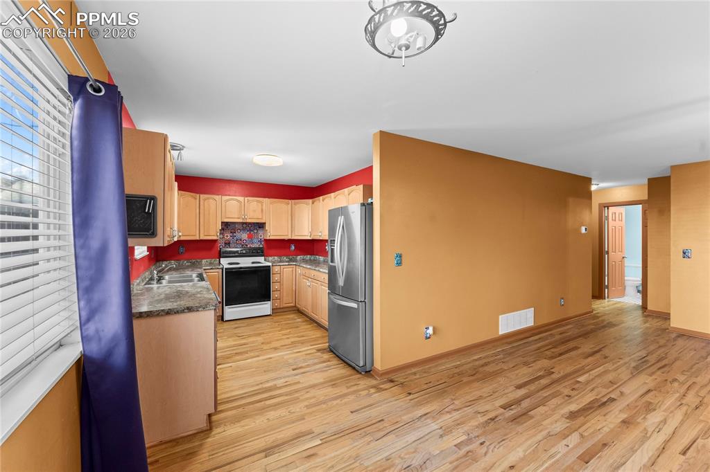 Image 22 of 37: Kitchen