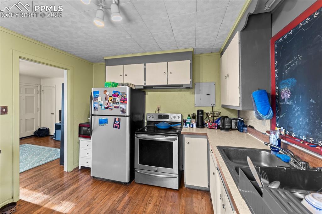 Image 7 of 37: Kitchen