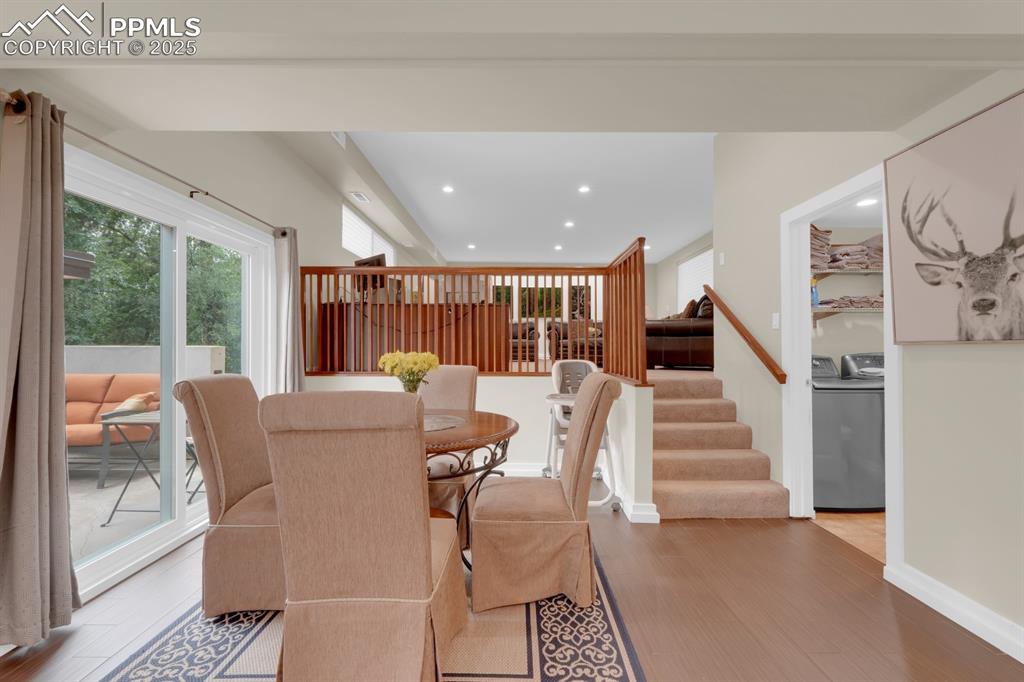 Image 14 of 43: Breakfast nook