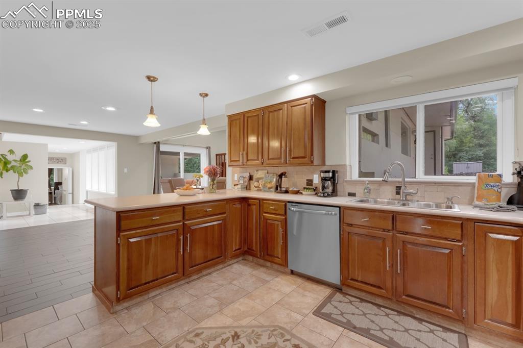 Image 17 of 43: Open kitchen with breakfast bar 