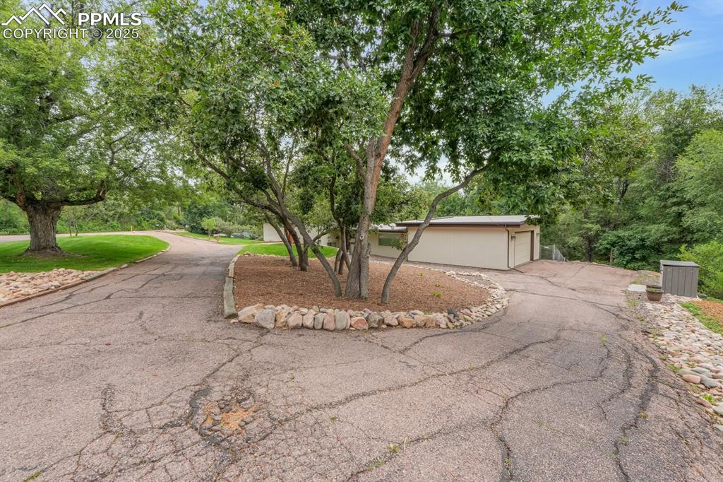 Image 39 of 43: Spacious driveway