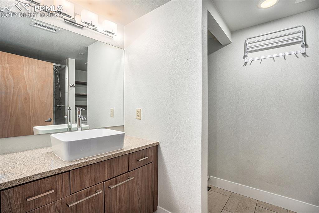 Image 10 of 11: Bathroom