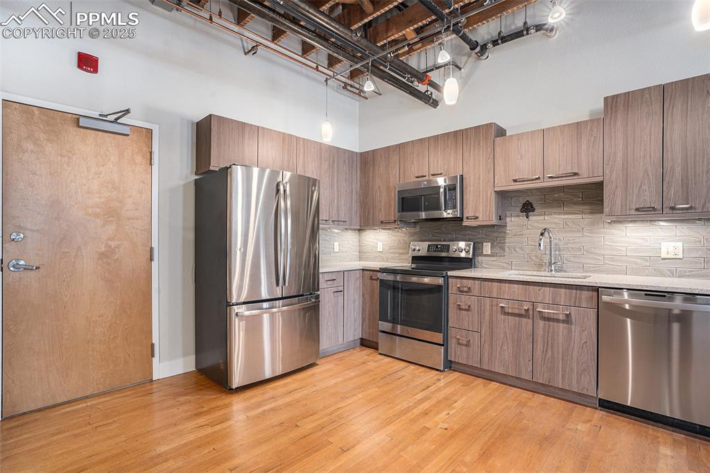 Image 3 of 11: Kitchen