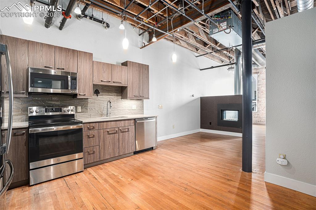 Image 4 of 11: Kitchen