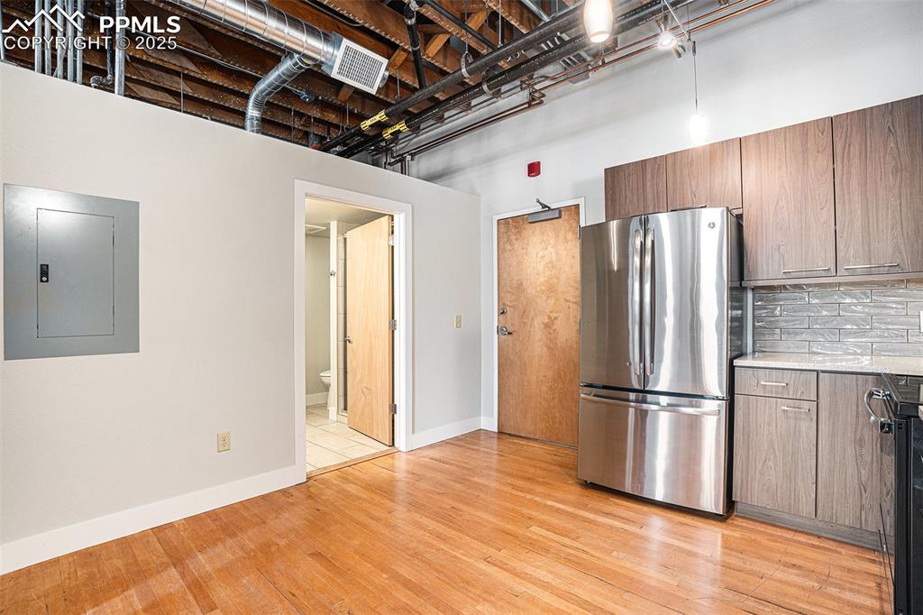 Image 5 of 11: Kitchen