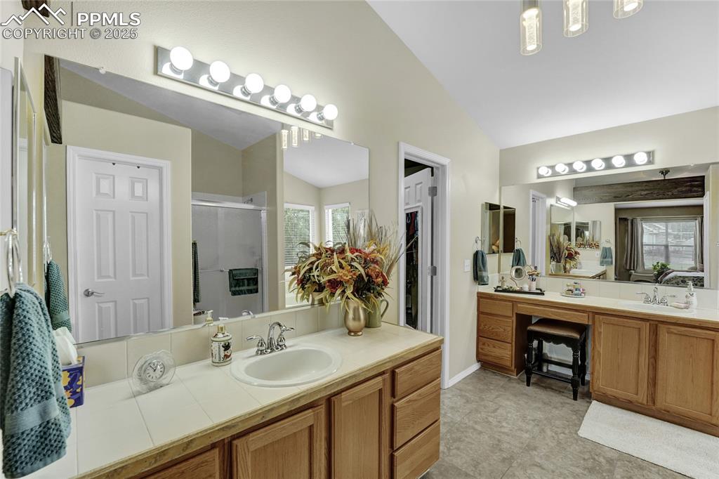 Image 15 of 43: Bathroom