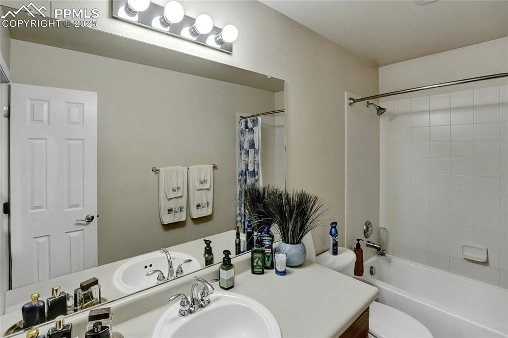 Image 23 of 43: Bathroom