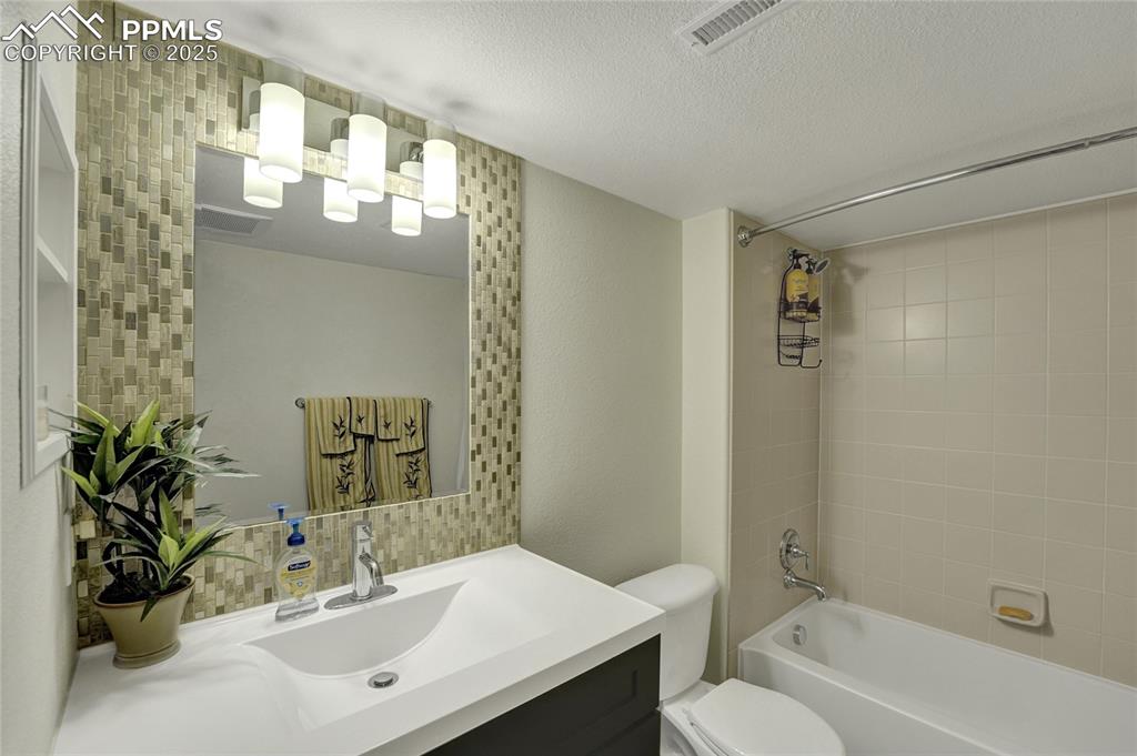 Image 30 of 43: Bathroom