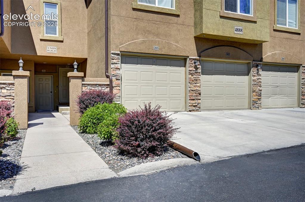 Image 1 of 40: Center Garage w/ private access to home