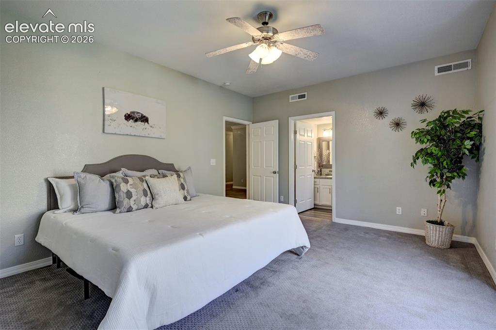 Image 17 of 40: Private ensuite