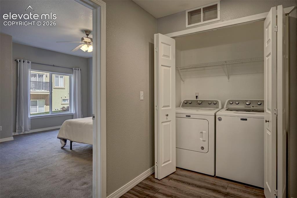 Image 21 of 40: Washer & Dryer stay