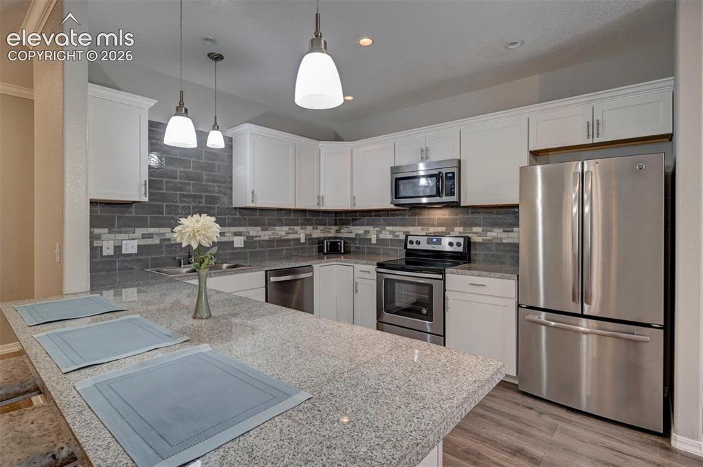 Image 6 of 40: Custom Backsplash/ SS appliances