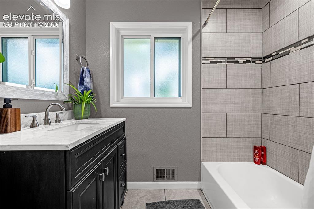 Image 20 of 46: Bathroom