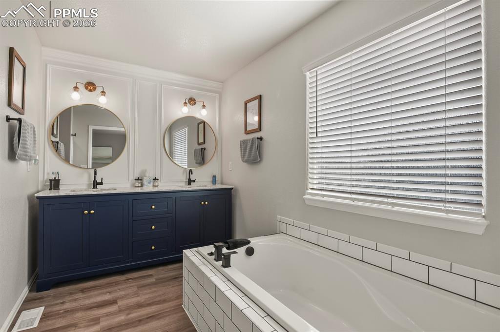 Image 18 of 40: Bathroom