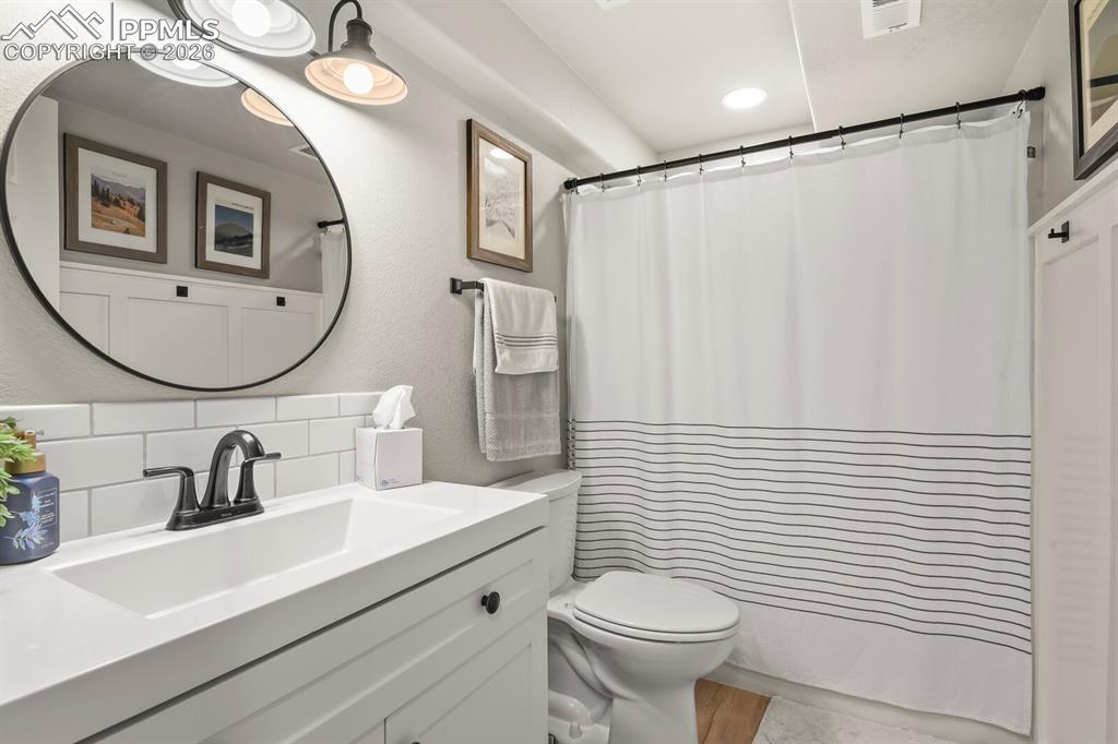 Image 25 of 40: Bathroom