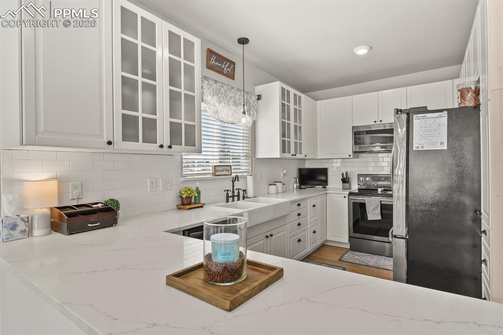 Image 6 of 40: Kitchen