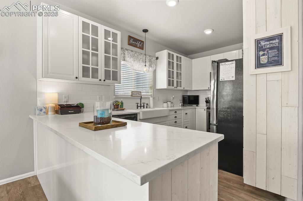 Image 7 of 40: Kitchen