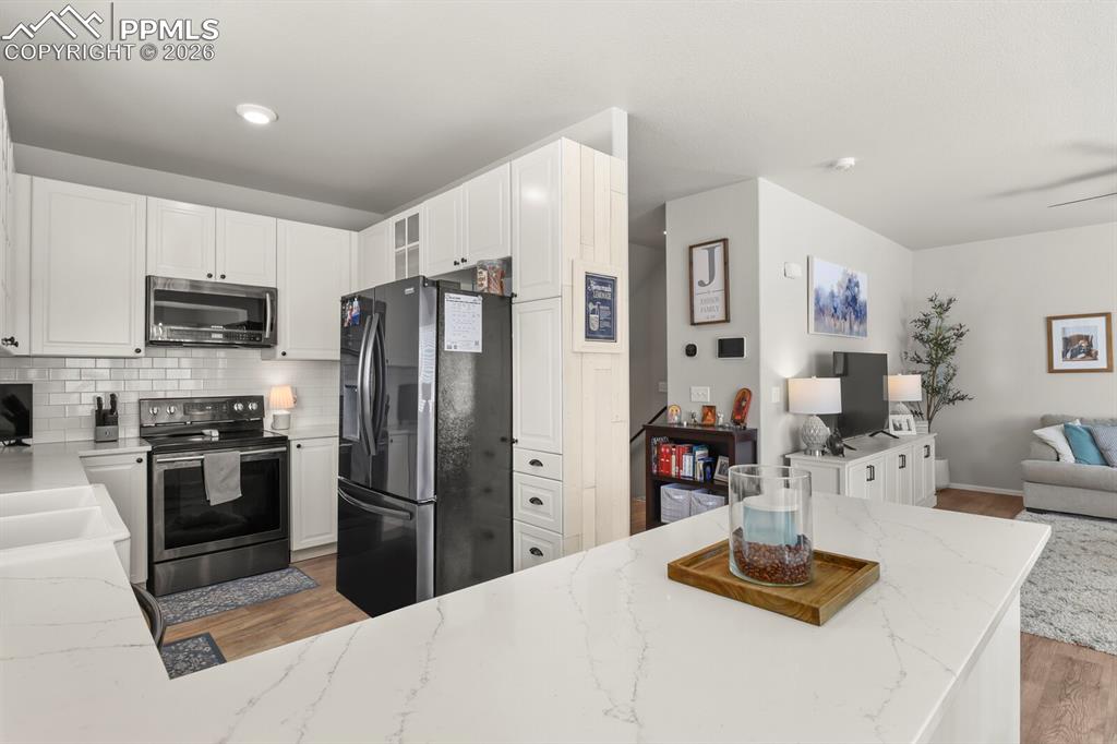 Image 8 of 40: Kitchen