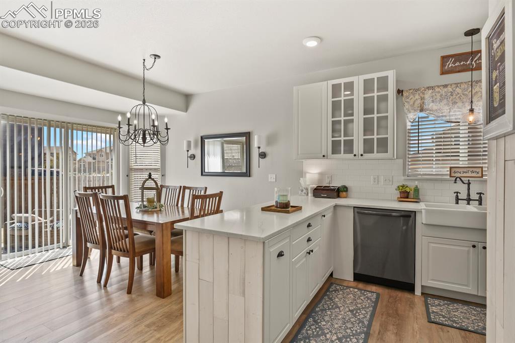 Image 9 of 40: Kitchen