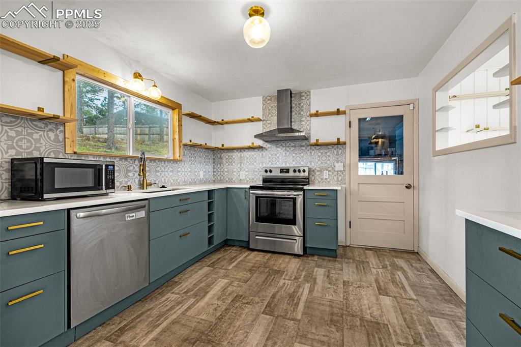 Image 10 of 30: Kitchen