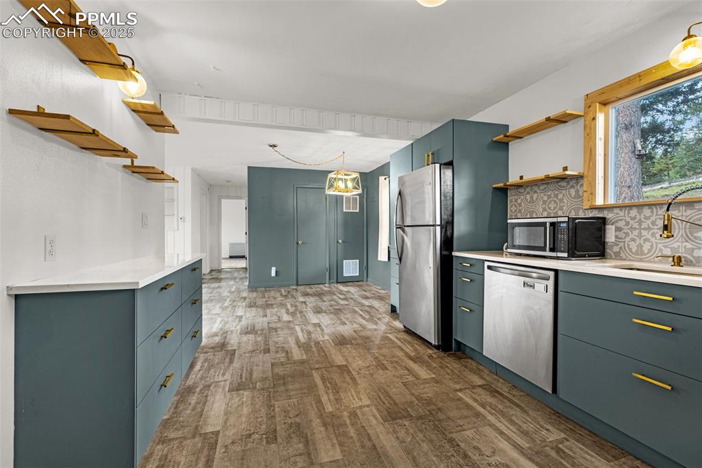 Image 11 of 30: Kitchen