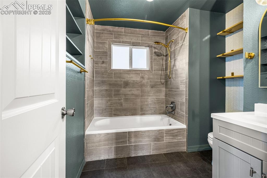 Image 13 of 30: Bathroom