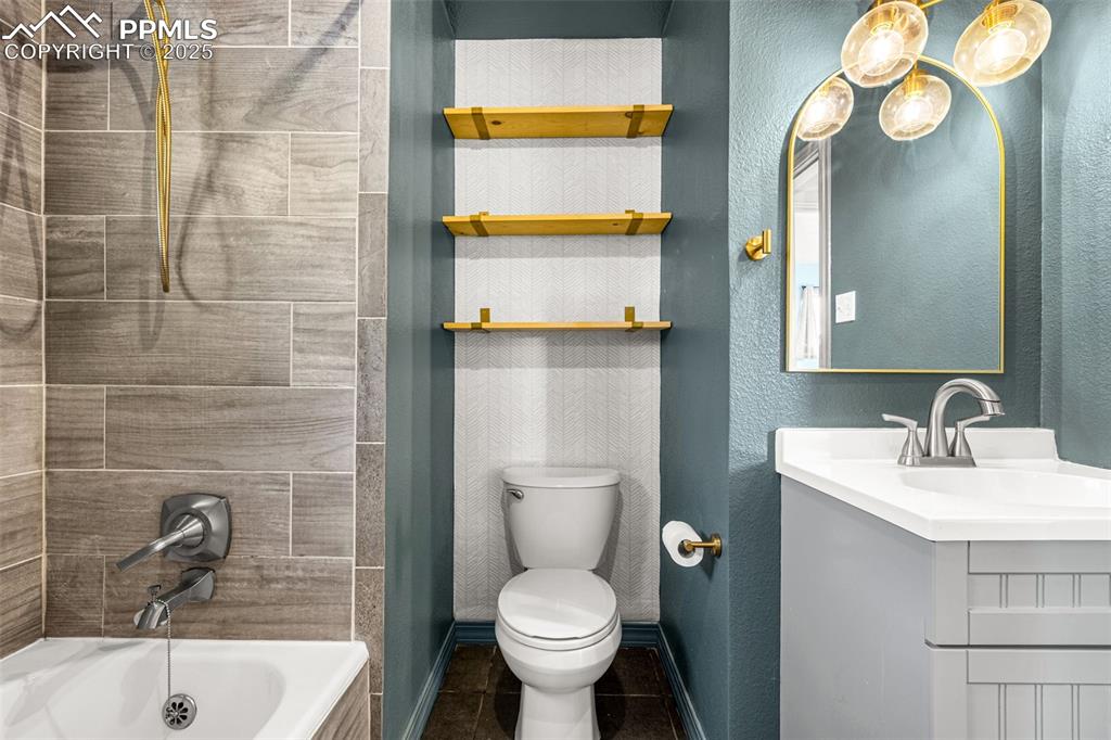 Image 14 of 30: Bathroom