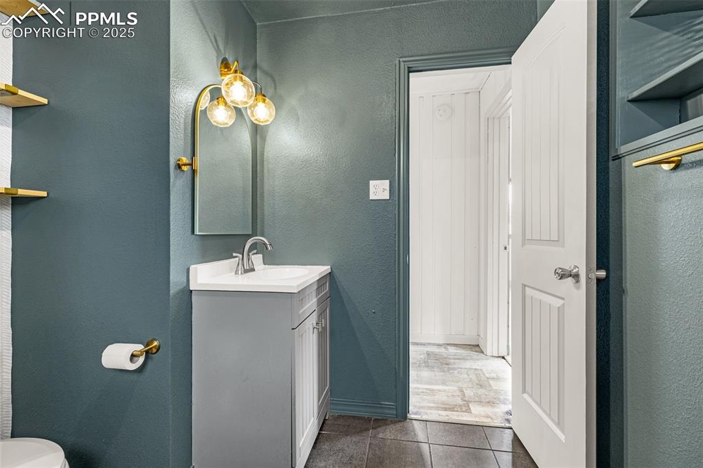 Image 15 of 30: Bathroom