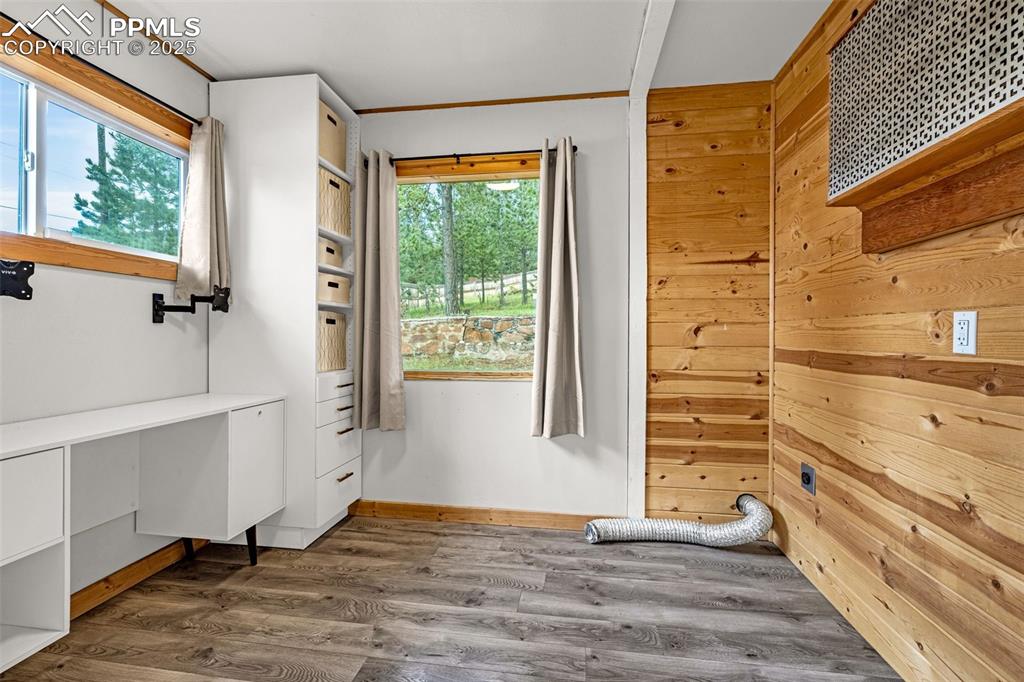 Image 19 of 30: Laundry