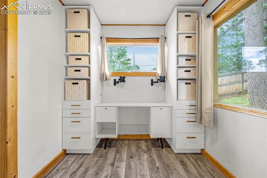 Image 20 of 30: Closet