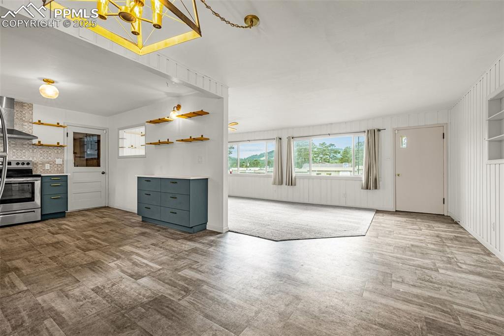 Image 21 of 30: Kitchen