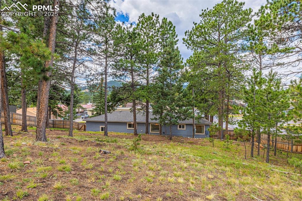 Image 24 of 30: Yard