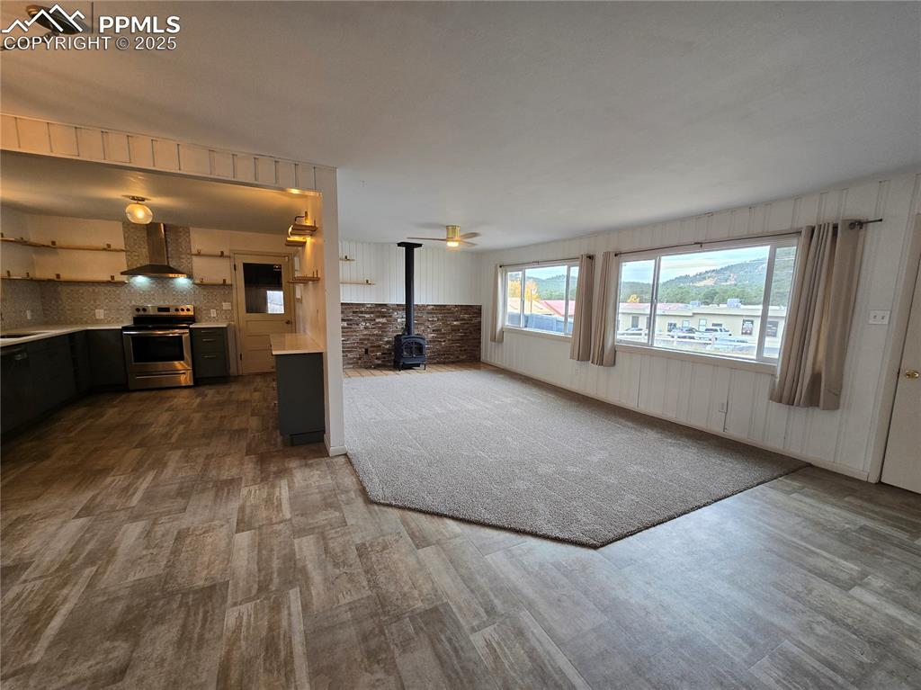 Image 7 of 30: Living Room