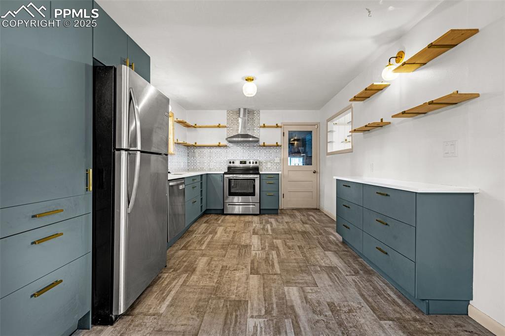 Image 9 of 30: Kitchen