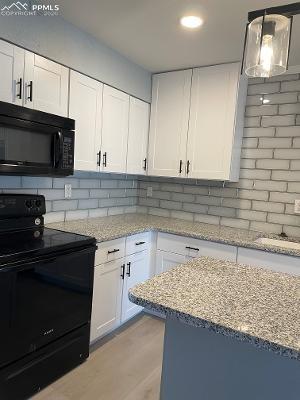 Image 4 of 28: New cabinets!  New granite countertops!