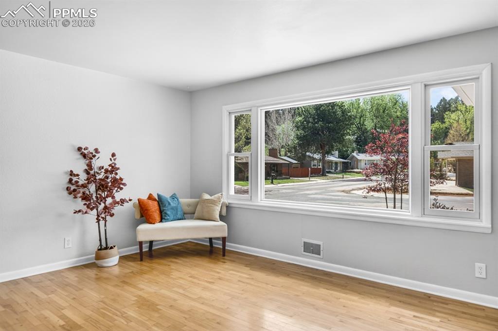 Image 15 of 46: Sitting Room