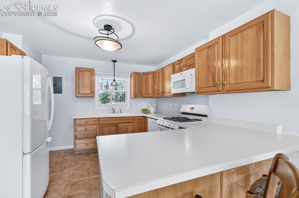 Image 17 of 46: Kitchen