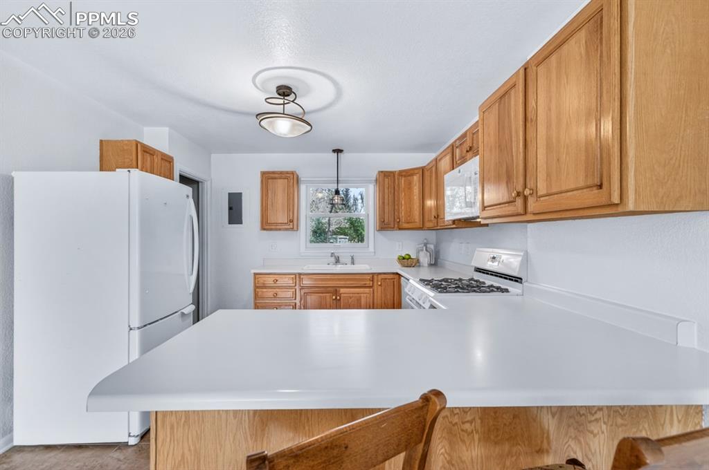 Image 18 of 46: Kitchen