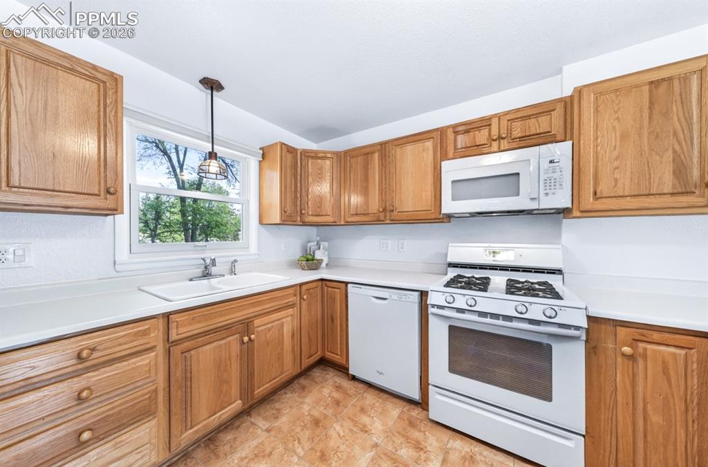 Image 19 of 46: Kitchen